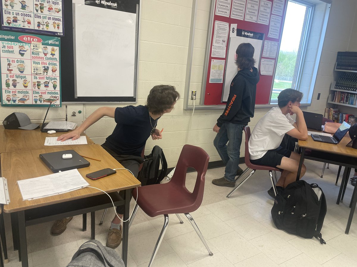 hilmcgil's tweet photo. Running dictation with grade 9 #corefrench! Up and moving building their text to have the tools to answer comprehension questions. @BGCDSB @SHHSCrusaders https://t.co/BkkhoQyI6c