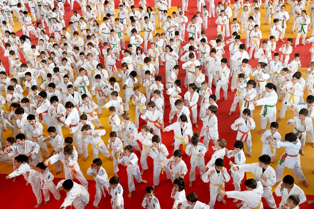 LaMontagne_TDS's tweet photo. #Judo : retour en #images sur la rencontre exceptionnelle entre les petits judokas d'Auvergne et six légendes de la discipline, à #Ceyrat
https://t.co/GsNPzayptb https://t.co/5zm2xEEZIX