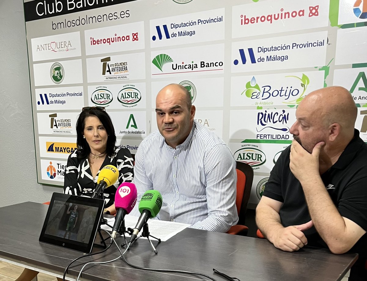 𝑹𝒂𝒇𝒂 𝑩𝒂𝒆𝒏𝒂 anuncia su retirada del balonmano profesional.

El jugador estepeño compareció en rueda de prensa arropado por su familia, compañeros, cuerpo técnico y directa del club.

Gracias por todo, <a href="/RafaBaenaG/">Rafael Baena</a> 💚

#SomosAlsurAntequera #SomosDeBalonmano