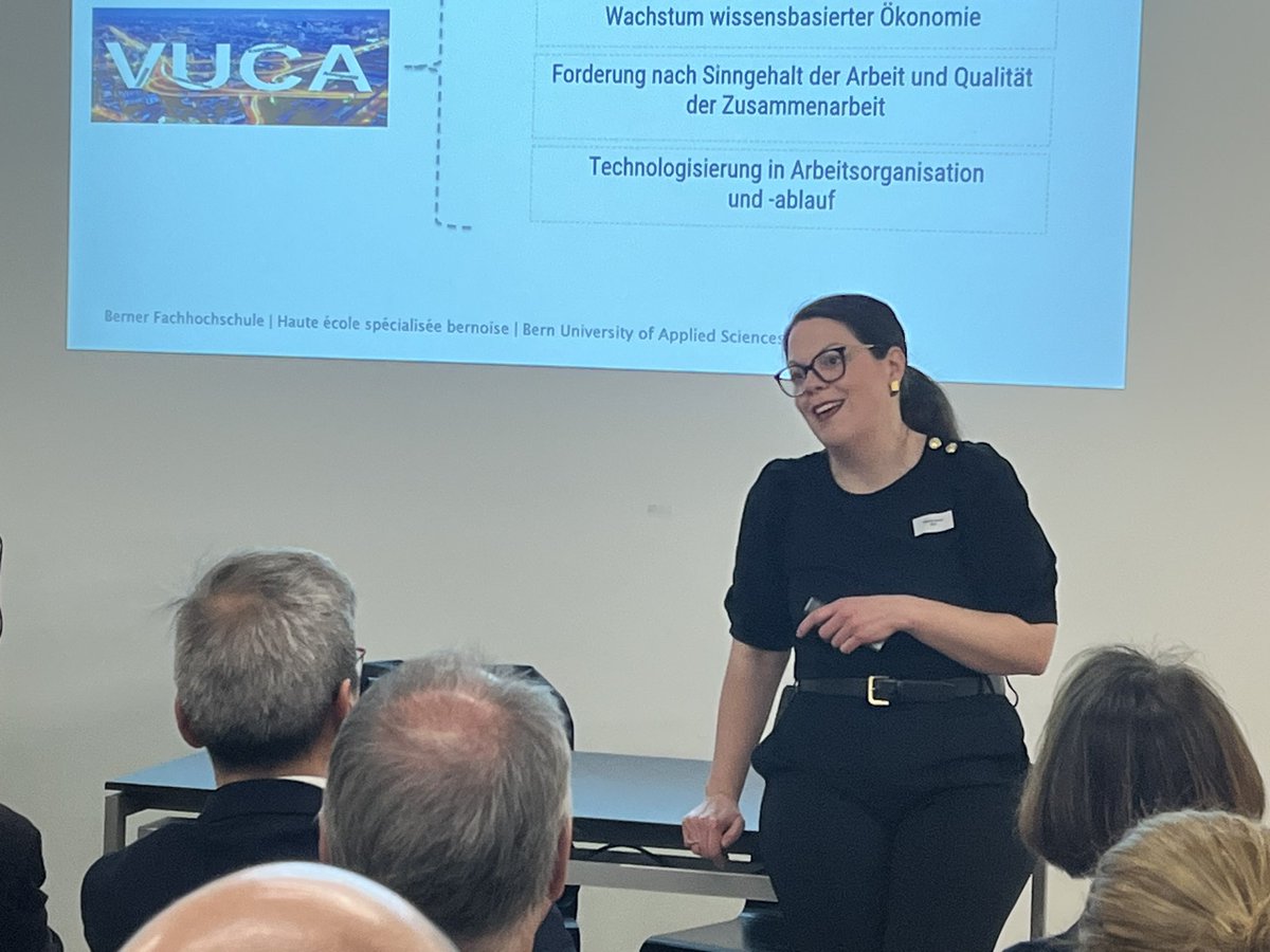 Hart krampfen und nach der Pensionierung ploischlen: Dieses Modell von Arbeit ist heute von gestern. Die neue Arbeit ist nachhaltig und stellt den Menschen in den Vordergrund. Die Mitglieder der VKB erfuhren das am Vernetzungs- und Informationsanlass von Prof. Dr. Sabrina Schell