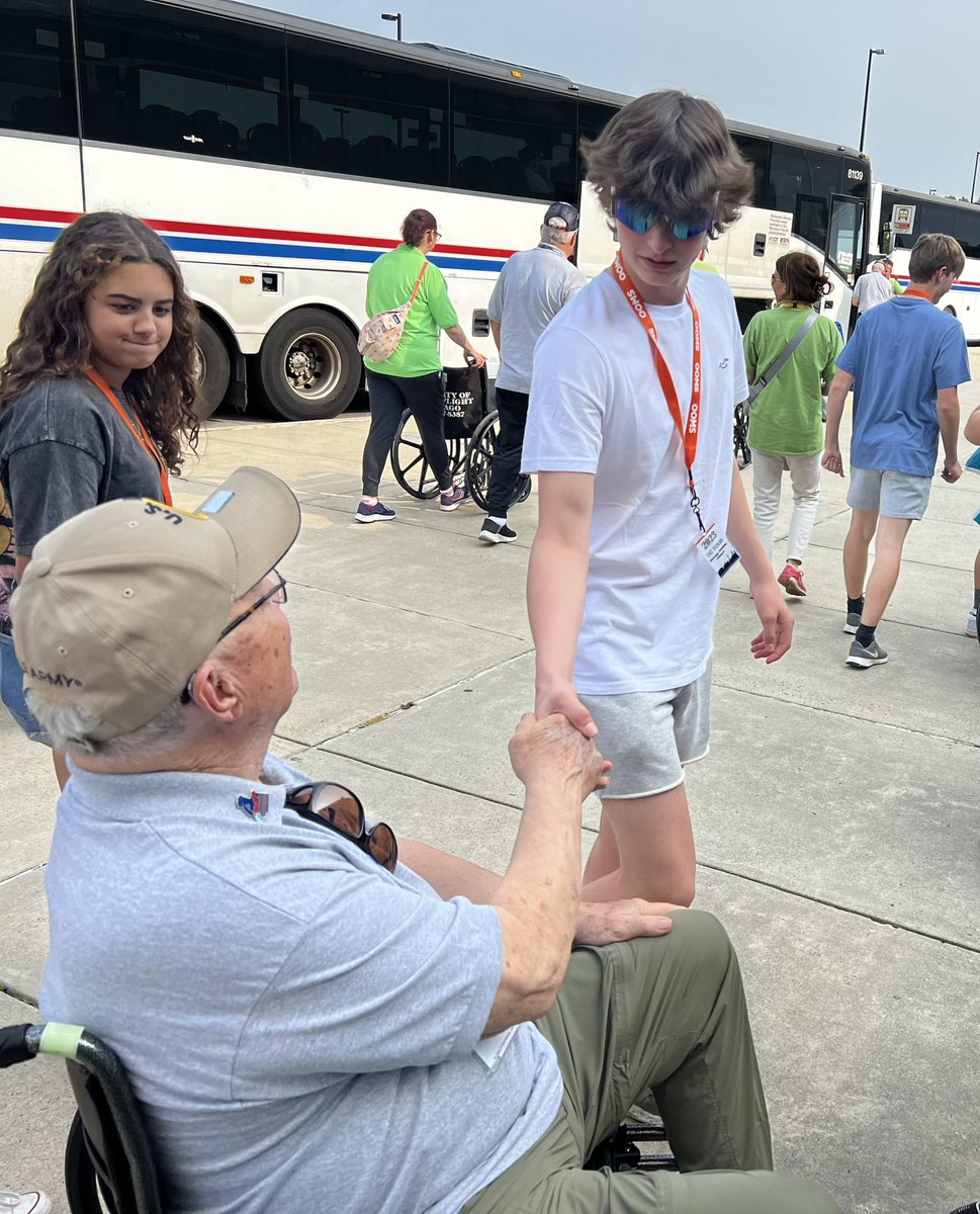 KellySyroka's tweet photo. Bus #4 
We had the pleasure of meeting members from the Honor Flight from Chicago! So proud of these kids for taking time to thank our veterans from the Korean &amp; Vietnam War. It tyke made their day. Lots of tears. 
@OOMSDC @OOMS_OLSD https://t.co/4YLWLdUJxx