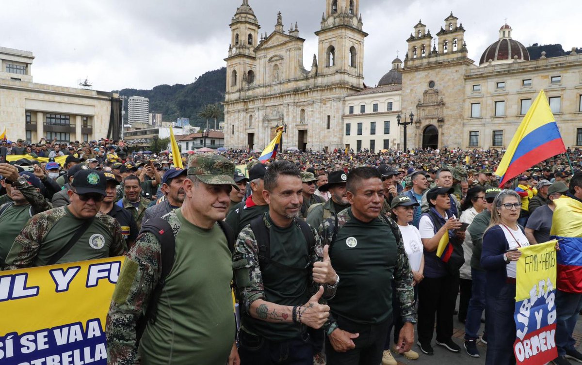 #Nación | Cientos de militares retirados se tomaron la Plaza de Bolívar para protestar contra el Gobierno del presidente Gustavo Petro semana.com/nacion/articul…