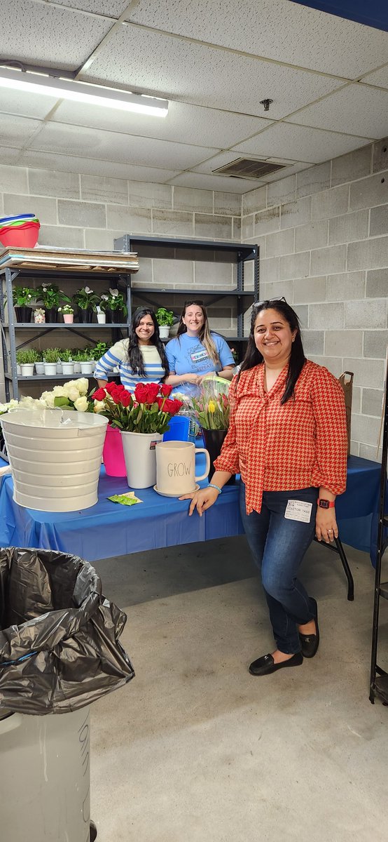 Day four of Teacher appreciation week...build your own bouquet! <a href="/NASHUASCHOOLS/">NashuaSchools</a> #onenashua #nsd42 #bestpto