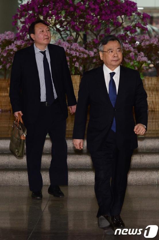 박영수 선배를
건드리는 순간 
윤석열도 끝장나는 것을
윤석열이 알고 있다
김학의를 건드리지
못한 것과 같은 이유겠죠