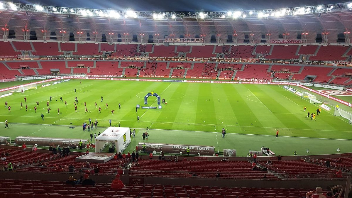 rafaeldiverio's tweet photo. No meio dessa situação toda, tem rodada "normal" do Brasileirão - o que não surpreende, já teve jogo em momentos até piores, e nem faz tanto tempo assim...

Como vamos reagir a um erro, uma falta, um gol, um cartão, um escanteio? 

Nos roubaram o futebol.

Uma deprê total. https://t.co/Fc4aTyqbEw