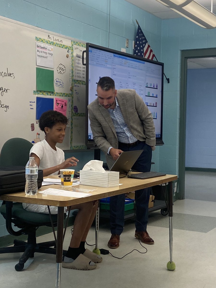 AlwaysUsePencil's tweet photo. So honored to have my brother, Michael Gonçalves, talk to my students about his Planogram Design work at CVS! #npsdlearns #careerday 🐾 @CVSHealth ❤️🏫 @NPAsstSupt @joegoho https://t.co/sjUTilshEp