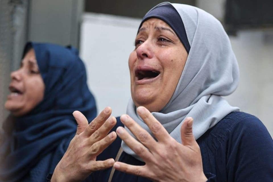 Pbi_Fr's tweet photo. Incapable de croire que son fils est parti pour toujours. La douleur des mères de #Gaza est insupportable! Tout ce dont elle rêve maintenant c’est d’enlacer son fils encore une fois     #ลูคัส #Gempa #wednesdaythought #Eurovision2023  #الاهلي_العربي #افتار10 #ImranKhanArrested https://t.co/SSKPhG7Huk