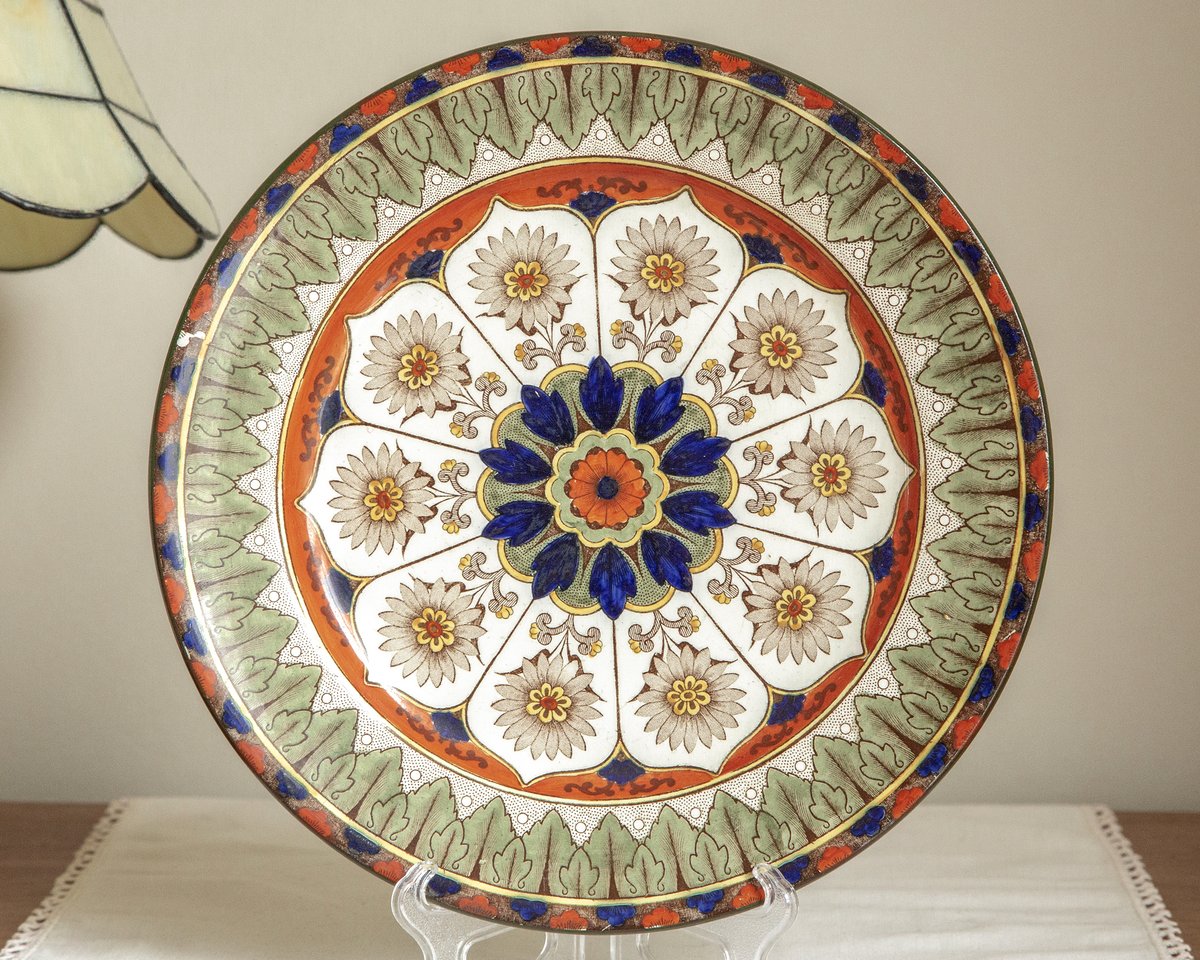 This would make a rather fab cake plate - Royal Doulton Cyprus pattern from the early 1900s, 26cm diameter, decorated in a kaleidoscope floral pattern in lovely warm colours ❤️🧡💛💚
etsy.me/3NZhyfq 
#vintageshowandsell #RoyalDoulton #cakeplate #dresserplate