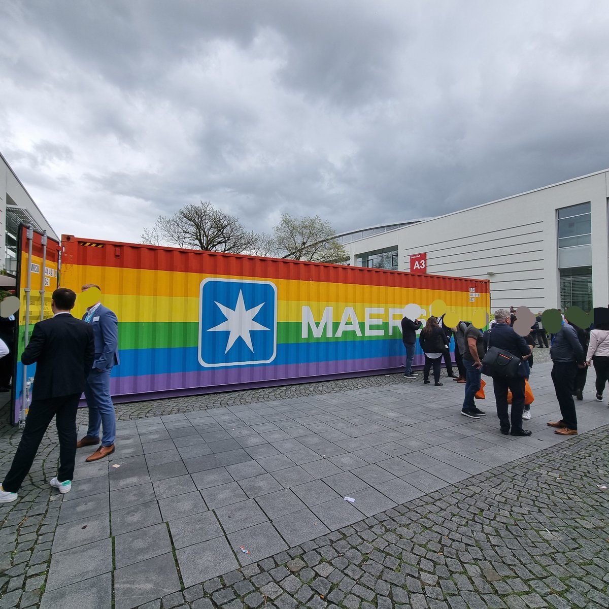 lokfuehrer_tim's tweet image. Und @Maersk hat auch recht bunte Container 🌈
#transportlogistic