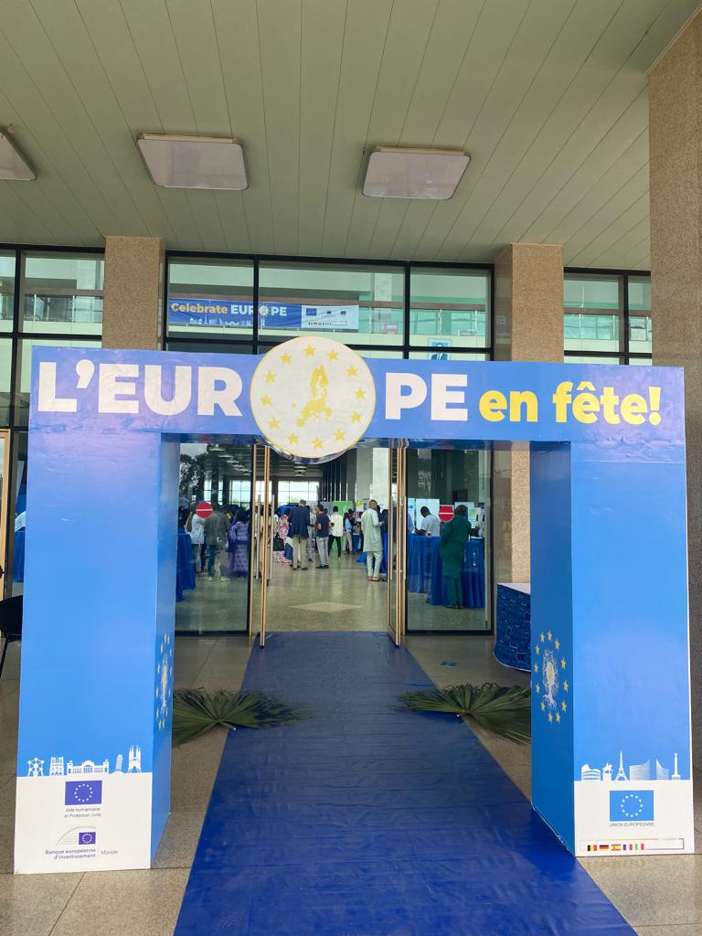 nikosmilian's tweet photo. Fête de l'Europe célébrée au CMR. Nombreux stands exposant institutions/projets de #TeamEurope, dont de la EIB Global. Les Amb. des EM-UE ont échangés avec la jeunesse sur #skillsdevelopment, #jobcreation entre autres. Discours par l'Amb.EUDEL sur partenariat #cameroun-UE. https://t.co/JGlkhyPGB2