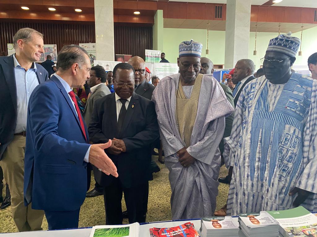 nikosmilian's tweet photo. Fête de l'Europe célébrée au CMR. Nombreux stands exposant institutions/projets de #TeamEurope, dont de la EIB Global. Les Amb. des EM-UE ont échangés avec la jeunesse sur #skillsdevelopment, #jobcreation entre autres. Discours par l'Amb.EUDEL sur partenariat #cameroun-UE. https://t.co/JGlkhyPGB2