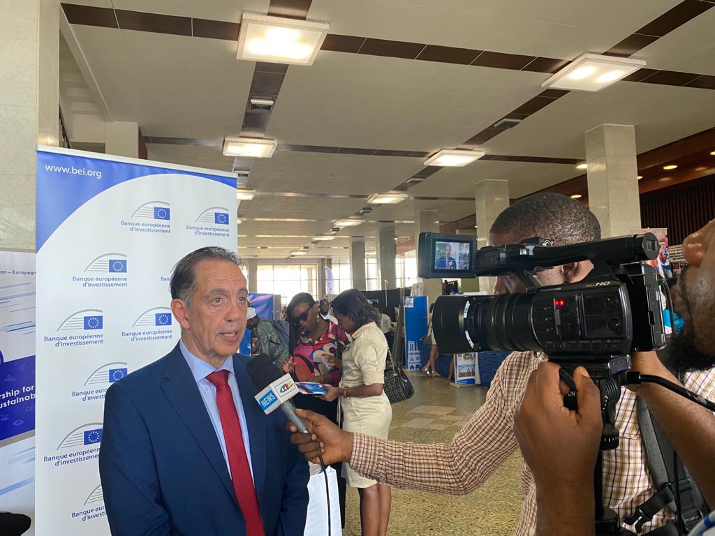 nikosmilian's tweet photo. Fête de l'Europe célébrée au CMR. Nombreux stands exposant institutions/projets de #TeamEurope, dont de la EIB Global. Les Amb. des EM-UE ont échangés avec la jeunesse sur #skillsdevelopment, #jobcreation entre autres. Discours par l'Amb.EUDEL sur partenariat #cameroun-UE. https://t.co/JGlkhyPGB2