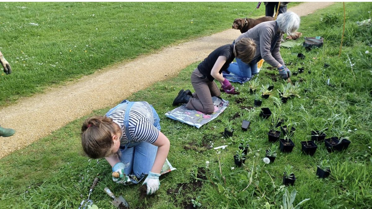 sexeysboarding's tweet photo. Gardening in the community just part of our Wednesdays enrichment programme! @SexeysSchool @BrutonTC @cullenhp_helen @BSAboarding @UKBSA @BoardingSchDir #community #iloveboarding https://t.co/sCqryfSfpM