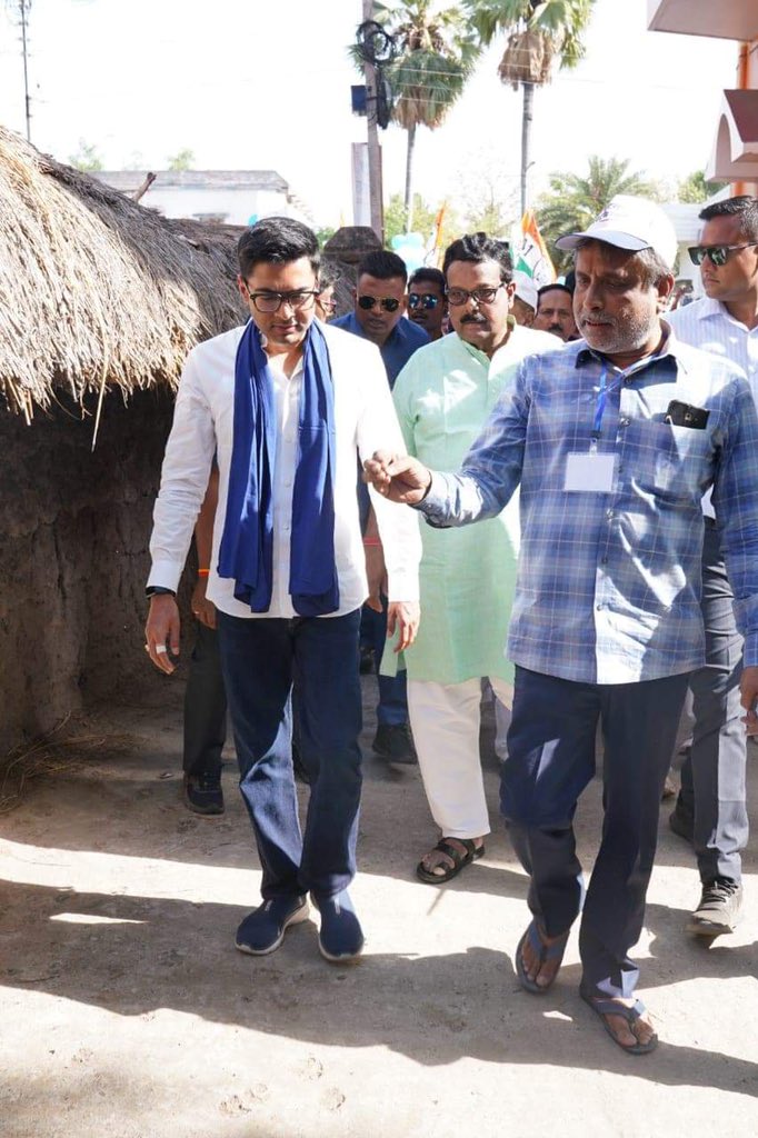 TrinankurWBTMCP's tweet photo. No movement can be said to be successful without the support of the commoner. The success of  #JonoSanjogYatra that we started to urge people to field their own nominees in the Panchayat polls depends on this.
-Shri @abhishekaitc on the 15th day of the yatra
#TrinamooleNaboJowar https://t.co/iOrSQacBU3