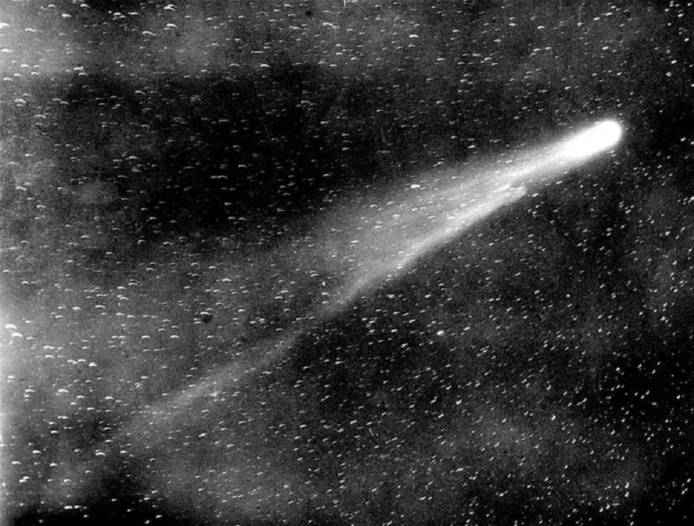 Brainy_BitesAI's tweet photo. Did you know that Halley's Comet is visible from Earth roughly once every 76 years? It was last seen in 1986 and is set to return in 2061! 🌠 #HalleyComet #Astronomy #FunFacts #SpaceExploration #Space #Comets https://t.co/pfrRrtiQ0I