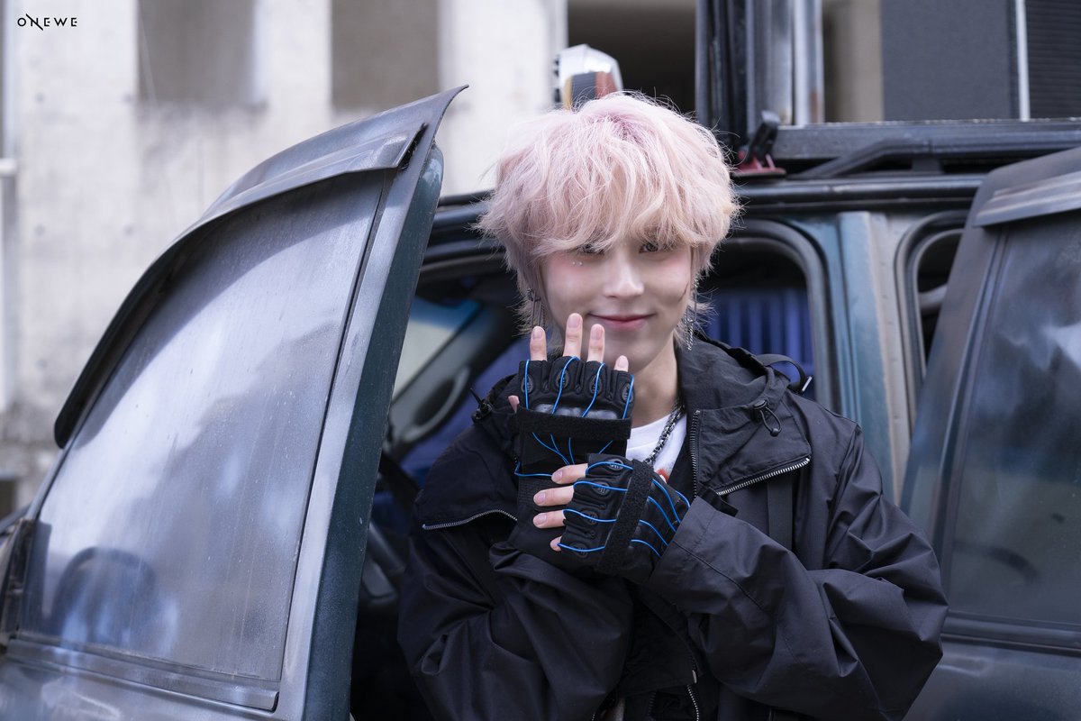onewefiles's tweet photo. --> onewe pics <-- 

'제0호선 시간역행' MV BEHIND 📸

#ONEWE #원위 #GIUK #기욱 
#WE_SPACE @official_ONEWE https://t.co/aiX8mIfbZT