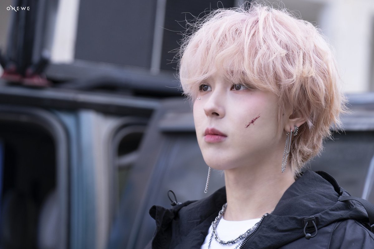onewefiles's tweet photo. --> onewe pics <-- 

'제0호선 시간역행' MV BEHIND 📸

#ONEWE #원위 #GIUK #기욱 
#WE_SPACE @official_ONEWE https://t.co/6enc65FvoX