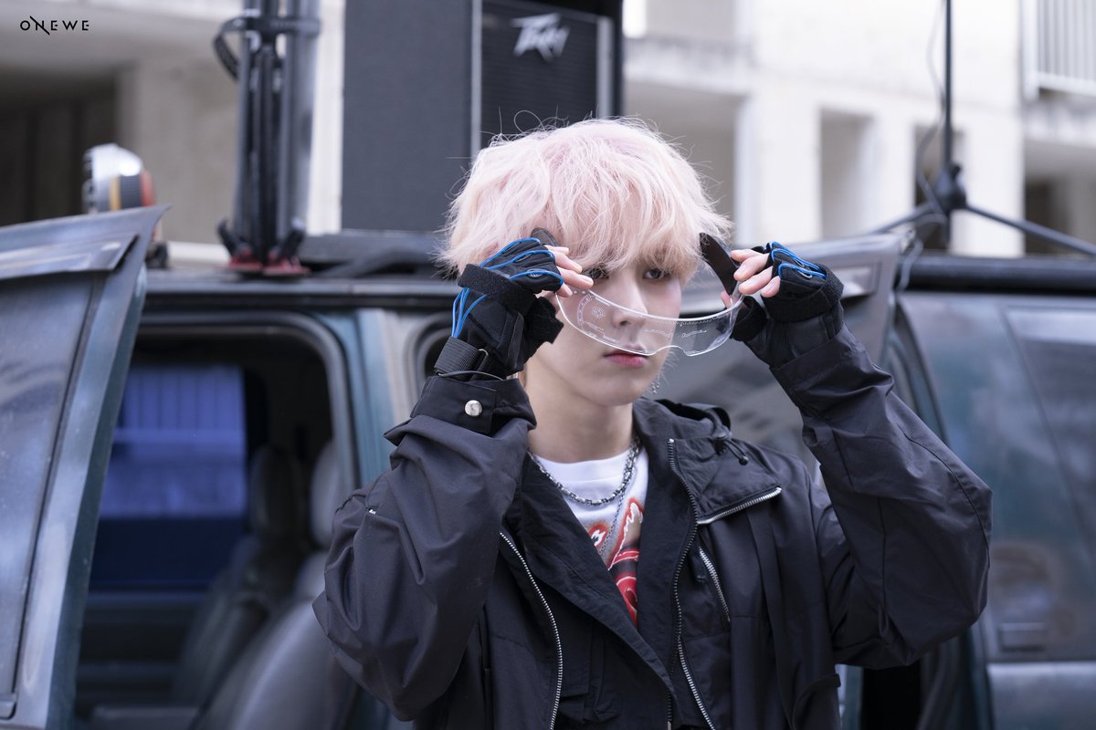 onewefiles's tweet photo. --> onewe pics <-- 

'제0호선 시간역행' MV BEHIND 📸

#ONEWE #원위 #GIUK #기욱 
#WE_SPACE @official_ONEWE https://t.co/Bz9nMY6xEh