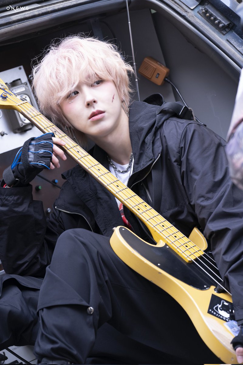 onewefiles's tweet photo. --> onewe pics <-- 

'제0호선 시간역행' MV BEHIND 📸

#ONEWE #원위 #GIUK #기욱 
#WE_SPACE @official_ONEWE https://t.co/S97Ekpjp4i