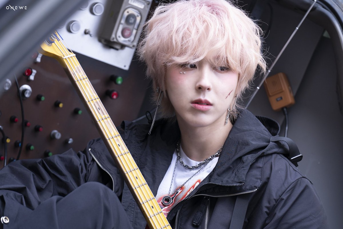 onewefiles's tweet photo. --> onewe pics <-- 

'제0호선 시간역행' MV BEHIND 📸

#ONEWE #원위 #GIUK #기욱 
#WE_SPACE @official_ONEWE https://t.co/S97Ekpjp4i