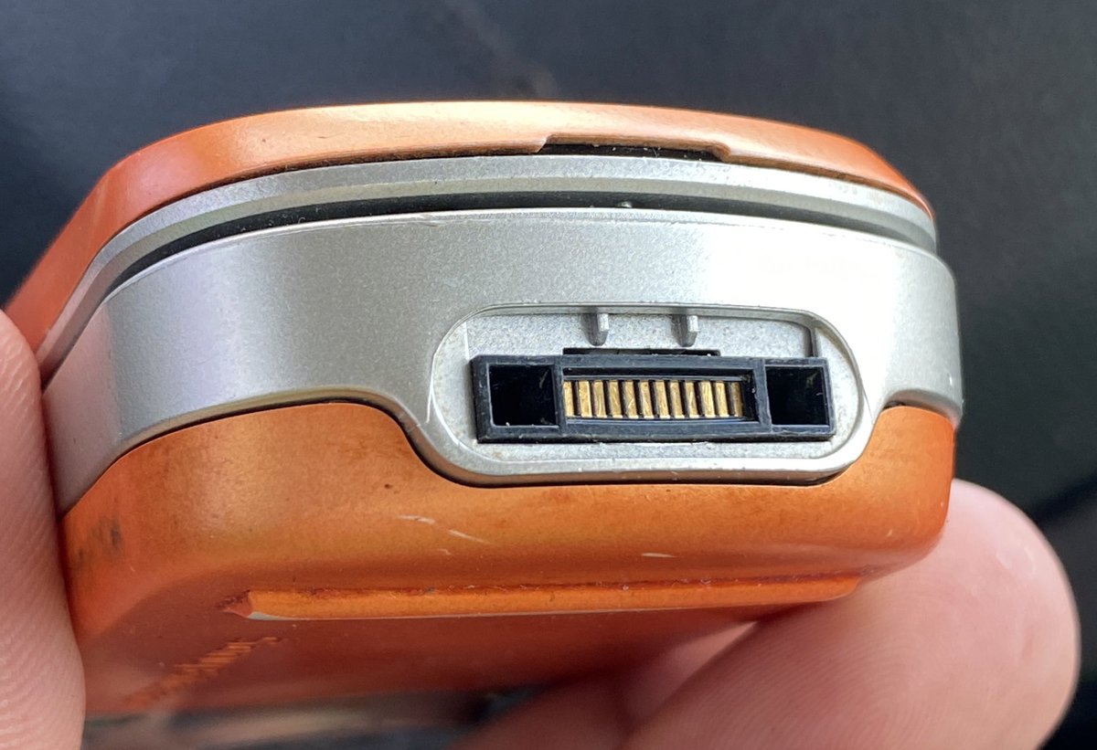 Geeks y Twitteros en general 
Alguno de uds tiene entre sus chucherias el cargador de este SonyEricsson?? W600 
Busco Cable de Datos y Cargador