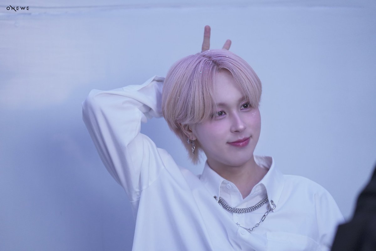 onewefiles's tweet photo. --> onewe pics <-- 

'제0호선 시간역행' MV BEHIND 📸

#ONEWE #원위 #GIUK #기욱 
#WE_SPACE @official_ONEWE https://t.co/IhOVuHGFCn