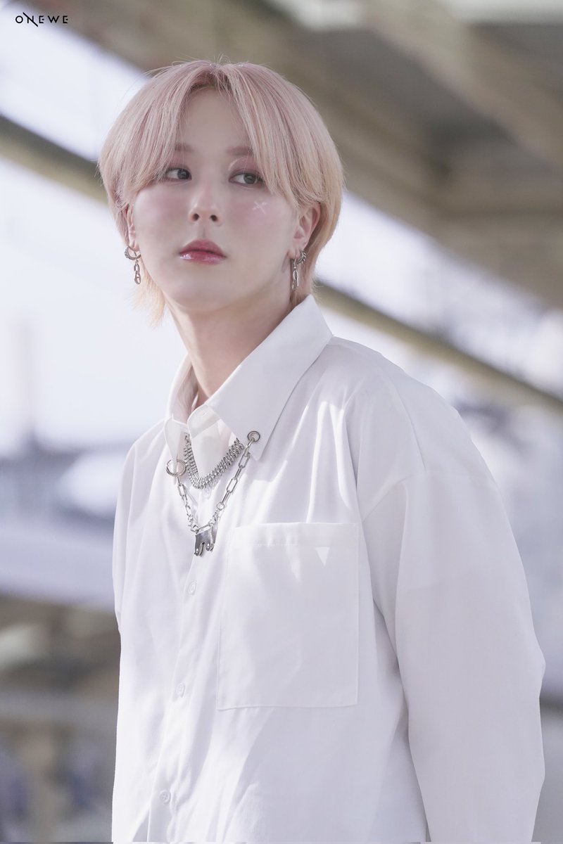 onewefiles's tweet photo. --> onewe pics <-- 

'제0호선 시간역행' MV BEHIND 📸

#ONEWE #원위 #GIUK #기욱 
#WE_SPACE @official_ONEWE https://t.co/NXts3HTyxz