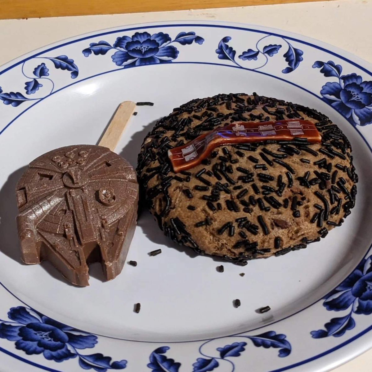 cstephens2's tweet photo. May the 10th be with you! Yeah, doesn't quite have the same ring, does it?

Tried the other goodies the other night from the #GrandCalifornianHotel lobby treat cart. The #wookiee cookie was very tasty, pretty dense. #Disneyland #StarWars #magicisback #magicishere 1/3 https://t.co/vWY4Um3tVP