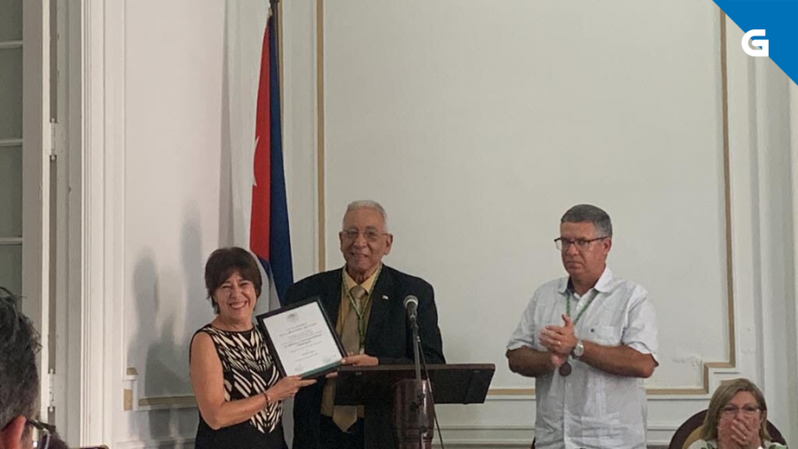 RadioGalega's tweet photo. "Hai que recuperar máis fontes documentais para completar a visión da nosa relación con Cuba"

🇨🇺 Pilar Cagiao, primeira galega correspondente da Academia Cubana de Historia. Profesora de Historia de América na USC, coordina a investigación @histamerica  
 https://t.co/A39Dabl2Gj https://t.co/H41VfI3QDs