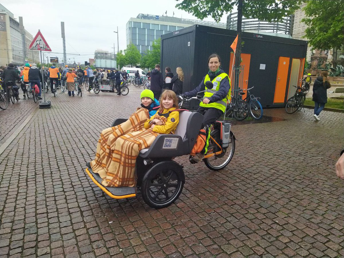 ConBici's tweet photo. ¡Estamos en @VelocitySeries! 🥳
🚲🎉Hoy se ha celebrado la #Bikeparade de #Velocity en #Leipzig🇩🇪 Acompañadas de ciclistas de europa y otras partes del 🌍
Aunque nos sorprendió la lluvia, una vez más queda demostrado que…
“¡En bicicleta es mejor!” https://t.co/4iLLQ7FOl4