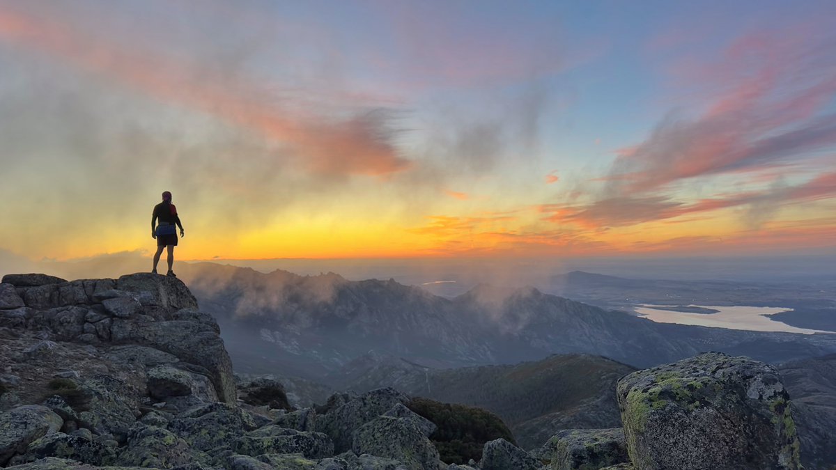 kaikuland's tweet photo. Amanece cada vez más temprano, no sé si me gusta más aunque levantarse a las 4:45am se hace raro… lo bueno es que no pillo atascos y si buenos colores, un buen rato de darle al coco y disfrutar de la soledad en la montaña, hoy #LaMaliciosa 6:55am https://t.co/O5q2A6gLls