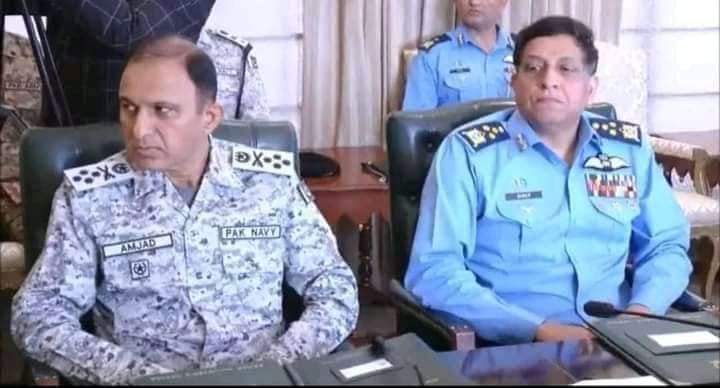 Truthinsider01's tweet photo. بریکنگ نیوز 🚨
نیول چیف اور ائر فورس چیف نے چیئرمین چیف آف جوائنٹ کمیٹی پر (وہ جنرل عاصم منیر کے بعد واحد فور سٹار جنرل ہیں) زور دیا ہے کہ وہ فوراً صدر مملکت سے رابطہ کر کے جنرل عاصم منیر کو عہدے سے ہٹا دیں۔ اور اگلے 48 گھنٹوں میں نئے الیکشن کی تاریخ کا اعلان کریں۔

#ImranKhan https://t.co/JGeWefQxXm