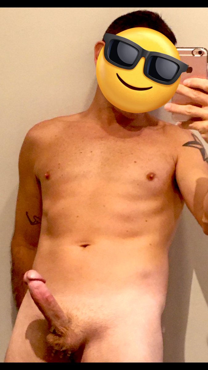 GerardoPdC's tweet photo. Confirmo. Si la tengo bi color 🤷🍆 y de cabeza rosita 🤤🔥. #SinglePDC https://t.co/lvyrW6XXfy