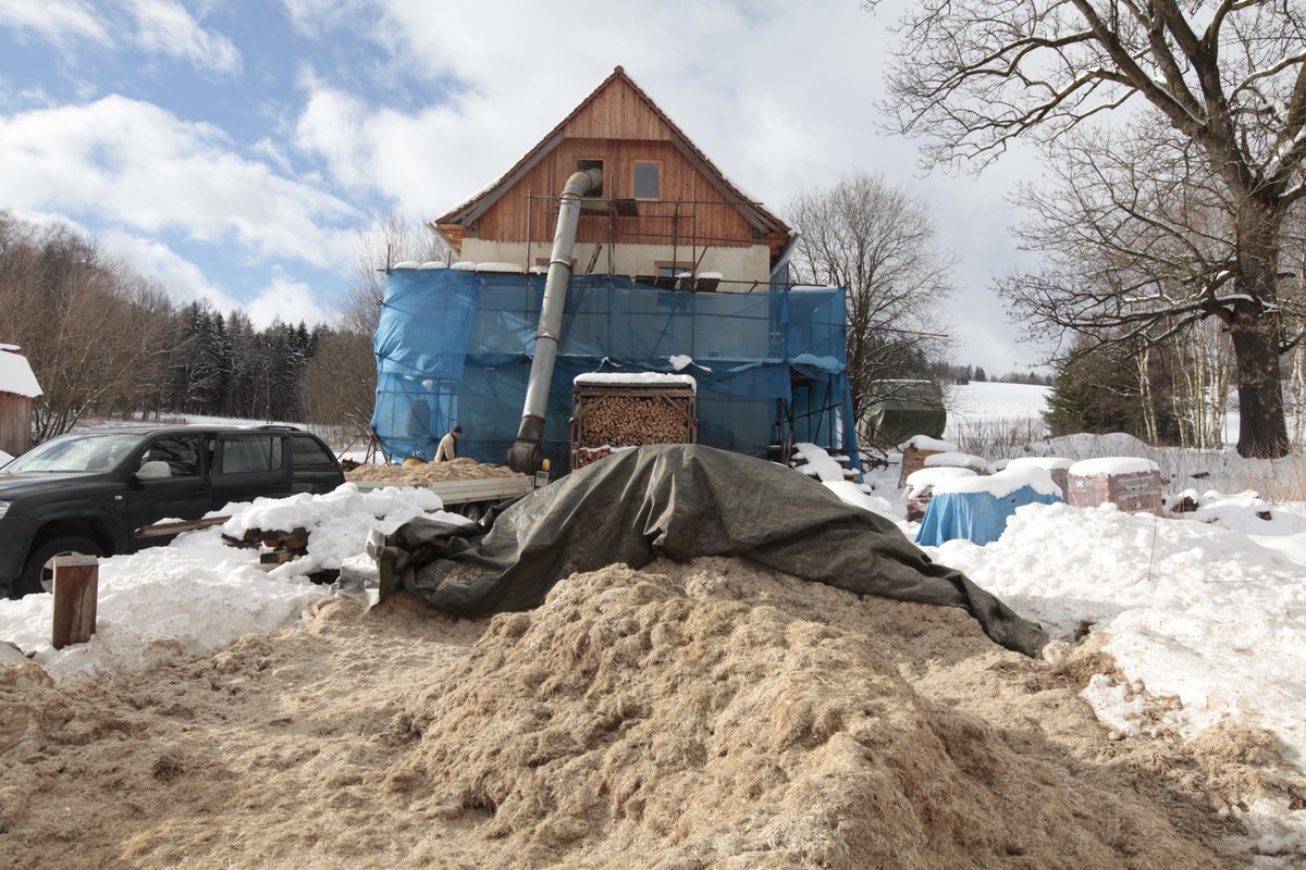 slamenicz's tweet photo. Strop jsme zateplili konopným pazdeřím. Fukarem na seno šlo 3,5t pazdeří na půdu a pak ručně do stropní kce. Prostor cca 16m x 4m x 39cm. Papírna v Olšanech má pazdeří jako odpad a prodává ho na IČO. Jednodušší než ovčí vlna a skoro za 0,- a funguje. λ zatím nevím. 👩‍🌾🌿 https://t.co/lifvB6XLsD