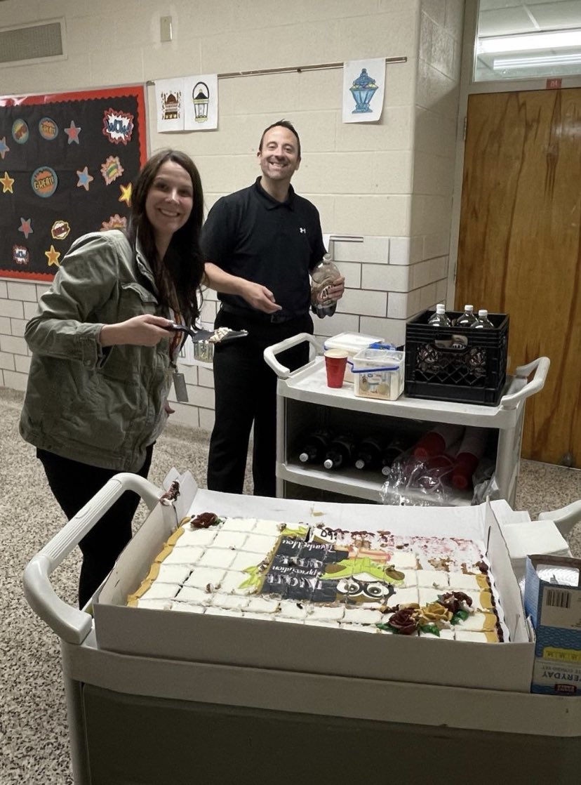 AndrewScarmack's tweet photo. Cake and Root Beer Floats for teacher appreciation week!!! 🍨 https://t.co/XE4qDE8q07