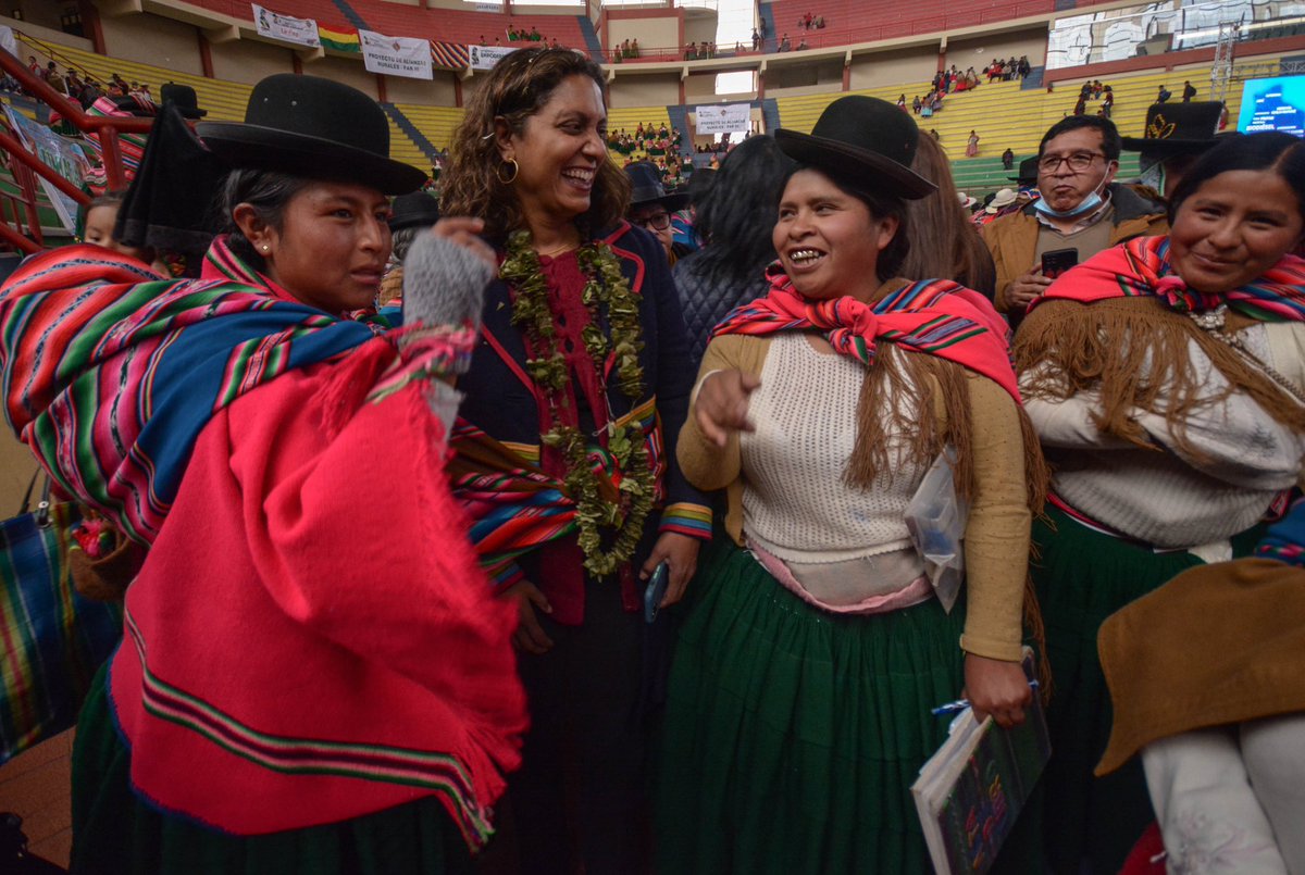 ijohn_abraham's tweet photo. Honrada de participar en el lanzamiento del Proyecto de Alianzas Rurales #PAR que el @BancoMundialLAC apoya hace 17 años en #Bolivia. Es gratificante saber cómo transforma la vida de miles de productores rurales. El PAR III se enfoca en las #Mujeres y la #SeguridadAlimentaria https://t.co/BtPWmBIknr