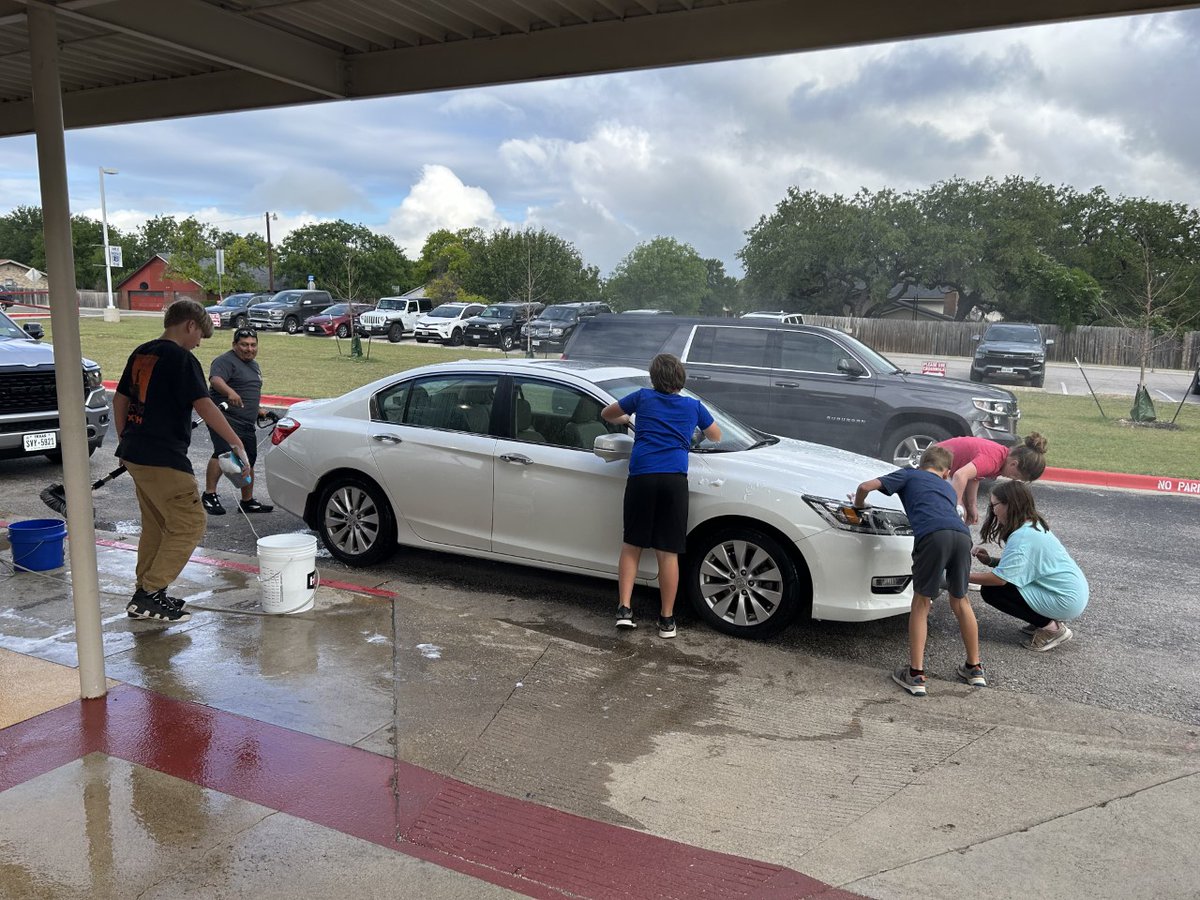 LampasasKWE's tweet photo. We love our teachers at KWE!  Students, PTA, Mrs. Bobo, Mrs. Chapa and Mrs. VanLiew showed some loved and scrubbed some cars for our amazing teachers! https://t.co/uHanoLrBaM