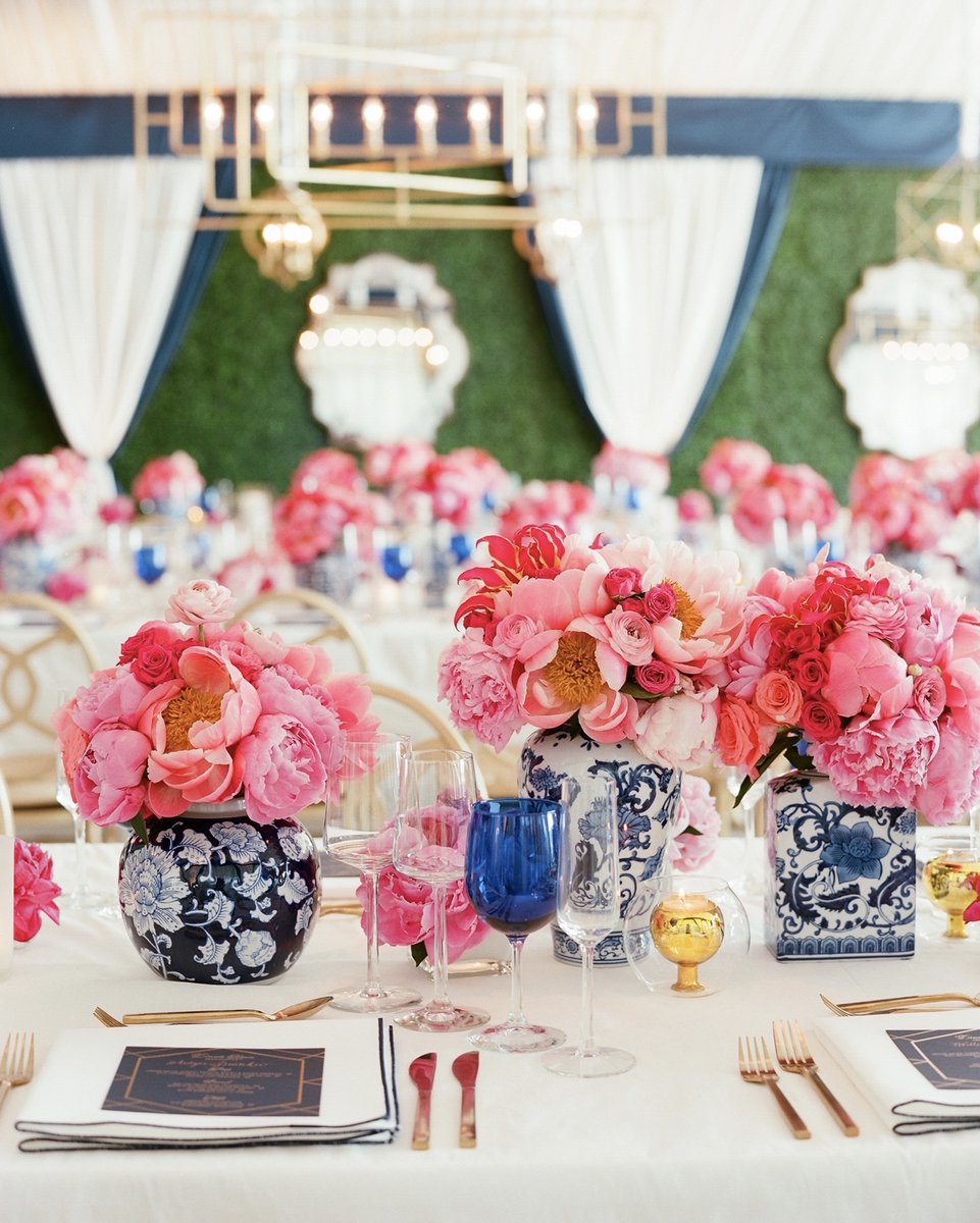 ADayInMayEvents's tweet image. Color never goes out of style 🌸

It’s been seven years since Missi and Brian’s wedding and the vibrancy of their reception still catches our eye Year after year… those coral charm peonies may have a thing or two to do with it!

Photo by @lizbanfieldwed
