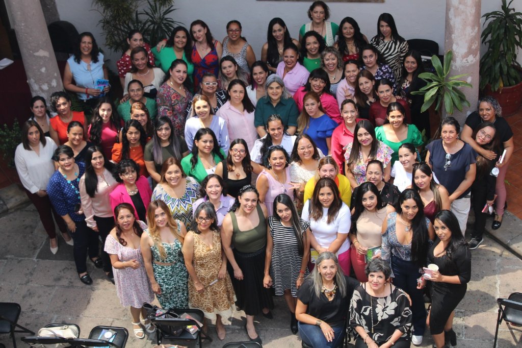 Hoy celebramos a todas las mamás de la Secretaría de Contraloría. No hay palabras suficientes, ni grandes actos, para agradecerles por todo el esfuerzo que hacen día  por formar a sus hijos con todo el amor, creando personas con valores
.
#HonestidadyTrabajo