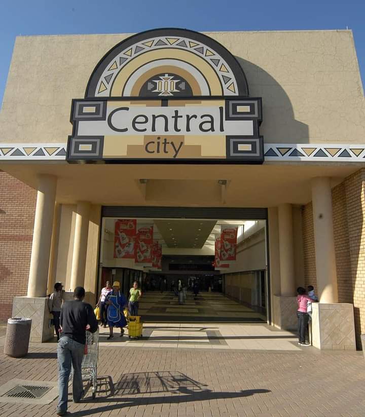 RevoGangSta777's tweet photo. Mabopane was the richest black only township during Bantustan. It was the first township in South Africa to have a shopping mall, cinema, casino, stadium, private clinic and the second largest train station after Park Station in Johannesburg. https://t.co/Xe4FtFeevK