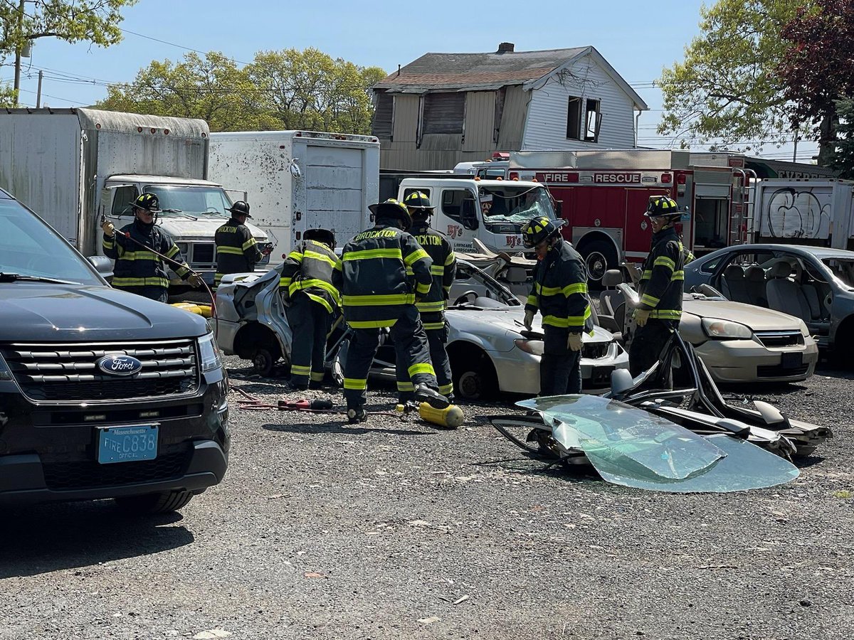 EverettsAuto's tweet photo. Community firefighters in training. We provide them with the location and the cars to train on how to do the jaws of life to save people. #everettsautoparts #firefighterintraining #communitysupport #junkcarsforcash #junkcarswanted https://t.co/Oopo6uNKFN