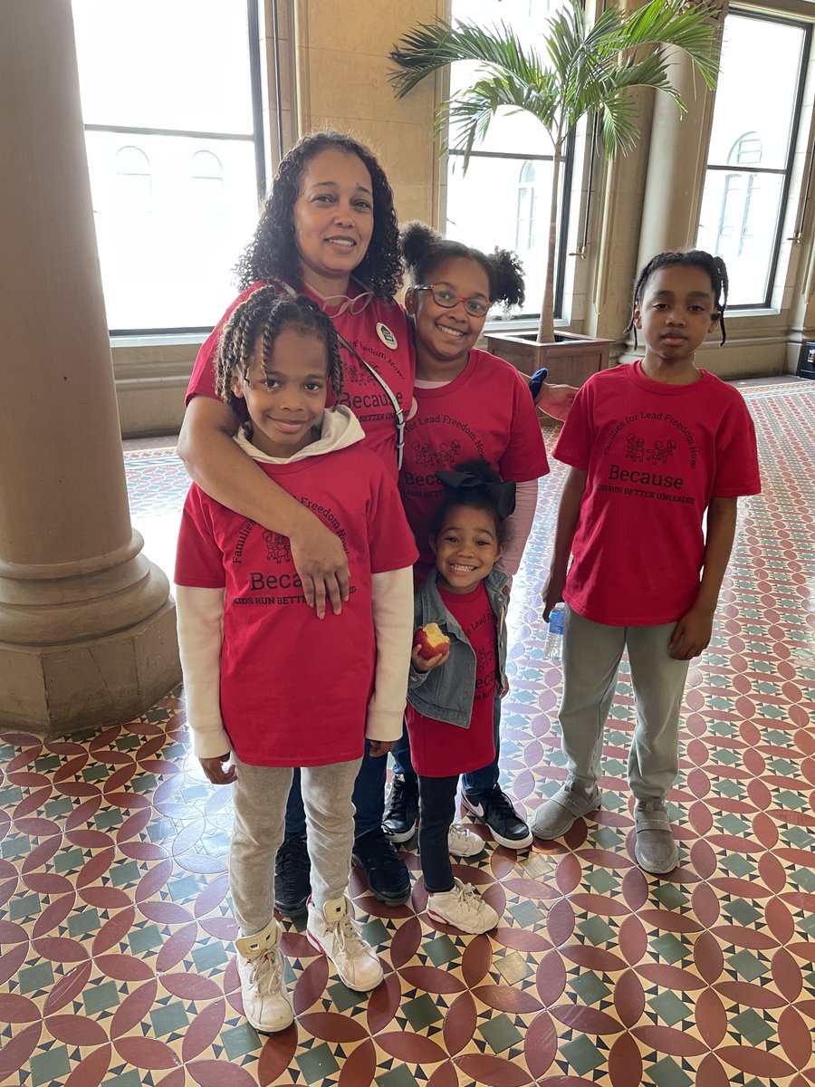 CDFNewYork's tweet photo. We're still smiling thinking about the fierce young advocates who traveled from Syracuse to make their voices heard at the State Capitol for yesterday's @LeadFreeKidsNY Advocacy Day! ❤️

ALL young New Yorkers deserve to be #LeadFreeKidsNY!

Take Action: ➡️ https://t.co/uyNKk8hPzB https://t.co/AVC4kI403Z