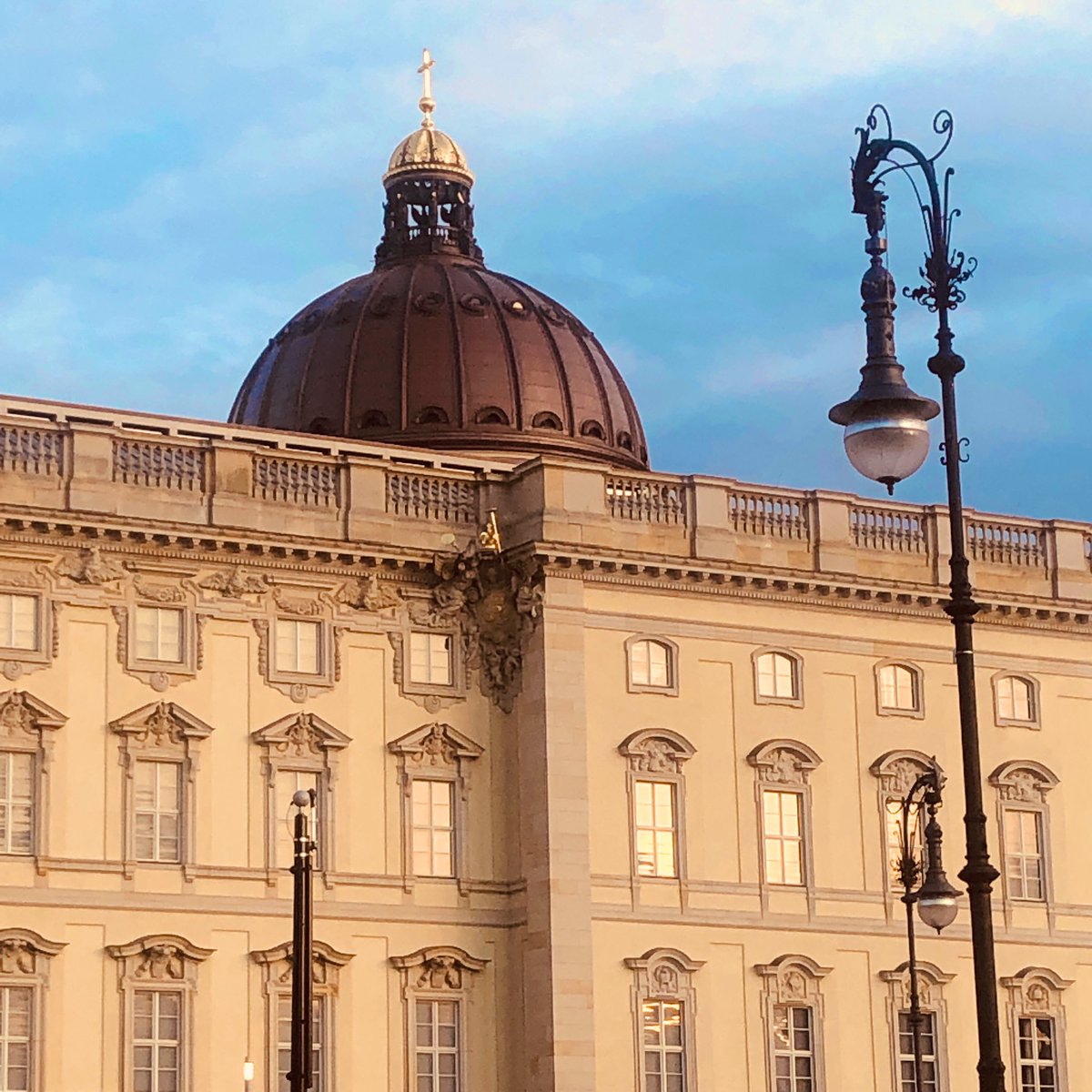 sightwalks's tweet photo. Stadtschloss #Berlin in der Abendsonne. https://t.co/FSJtv5UdTl