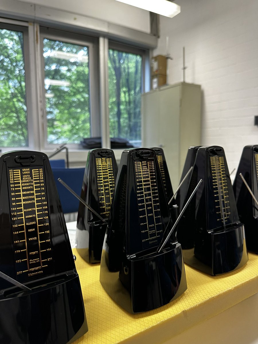 nicolas_woehrl's tweet photo. Wenn ich schon mal mit einem Orchester auf der Bühne stehen darf, dann müssen natürlich auch neue Experimente her. Ordnung im Chaos. 3.6.2023 in Duisburg.

https://t.co/wKpf35Zi7c

#ordnungundchaos #wisskomm #musicmeetsscience #unidue https://t.co/GsMkRxoJja