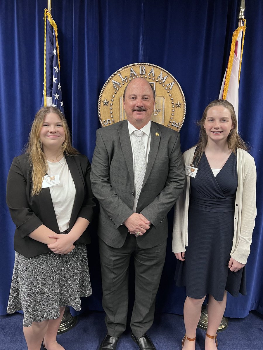 PiedmntMdSchool's tweet photo. What an honor for middle school students, Chloe Freeman and Katie Clemons, to serve as pages in the Alabama State Senate for Senator Keith Kelley! 🇺🇸💙💛#PCMSproud #alabamastatesenate https://t.co/M4wDeKPdMC