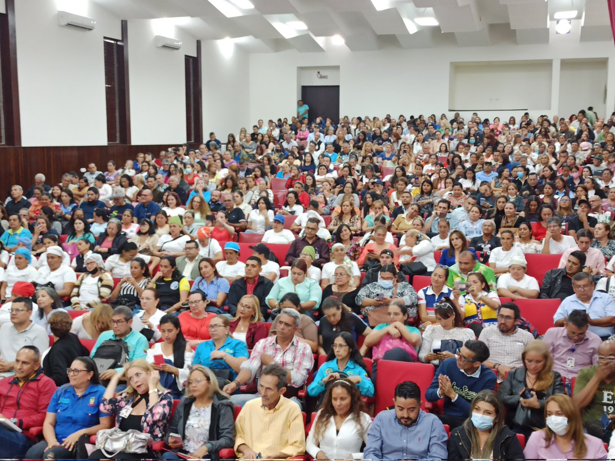 #10May El Táchira está de fiesta con la presencia de la Ministra <a href="/_LaAvanzadora/">Yelitze Santaella</a> en el lanzamiento de los Centro de Desarrollo por la  Calidad Educativa, afirmó la Directora Ana <a href="/Berzabethg1/">Berzabethgandicaoficial</a> Gandica.   #MaduroEsPueblo <a href="/NicolasMaduro/">Nicolás Maduro</a>
<a href="/_LaAvanzadora/">Yelitze Santaella</a>
<a href="/Mippcivzla/">mippci</a> @MPPEDUCACION