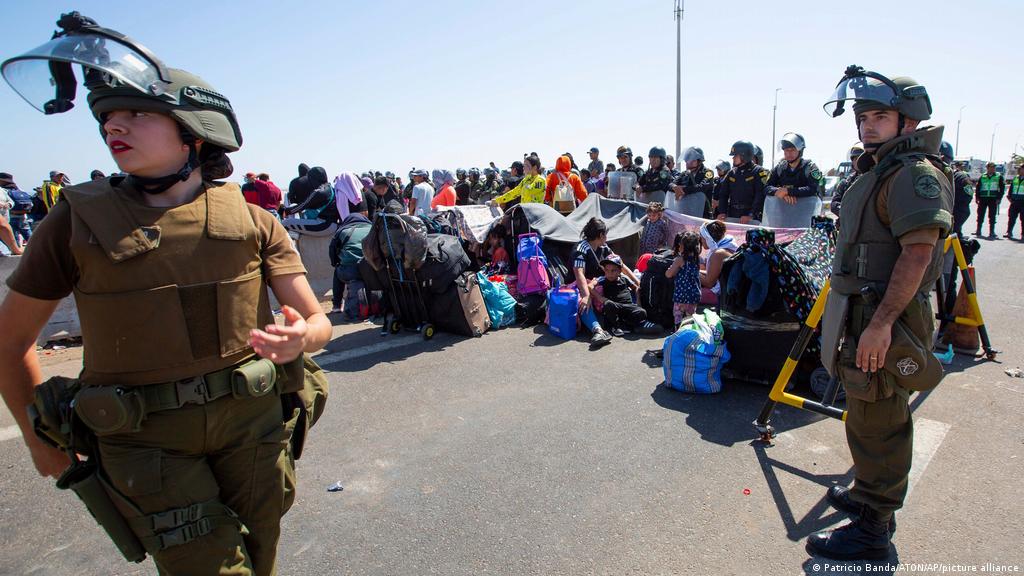 prensaClCPC's tweet photo. #ATENCIÓN | Chile envía misión a Venezuela para "negociar" nuevos vuelos de repatriación. Un avión trasladó el pasado domingo a Venezuela a 115 migrantes desde la frontera chileno-peruana, donde centenares más aún se encuentran varados. #Noticias24 https://t.co/fkmxAO1diu