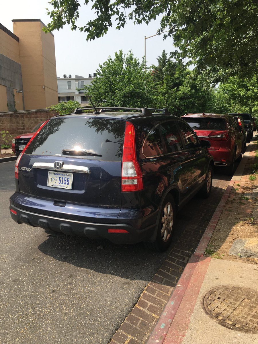 ⁦@DCPoliceDept⁩ ⁦ @DCDPW⁩ @311DCgov Parking enforcement please. Illegal parking blocking clear access to intersection. Blue Honda SUV DC FOP5155 (1300 block of Park Road NW at intersection of Holmead Place NW). #DPWorks4DC …