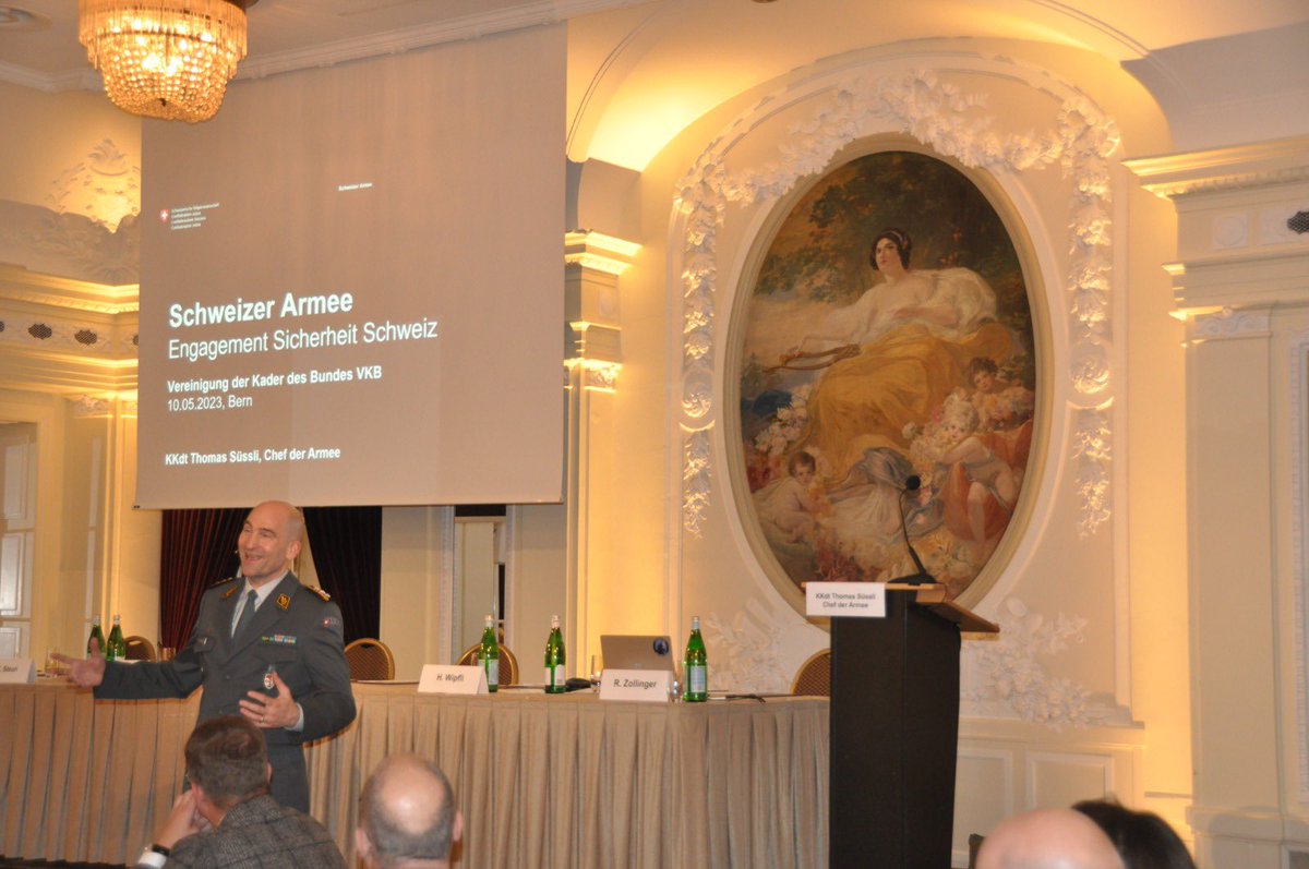 Armeechef Korpskommandant Thomas Süssli war heute Ehrengast an der Hauptversammlung der VKB. Vor 120 Mitgliedern sprach er im Berner Hotel Bellevue über das Sicherheitsengagement der Schweiz. Dabei thematisierte er auch Bedrohungen der Zukunft und den hohen Wert des Milizsystems