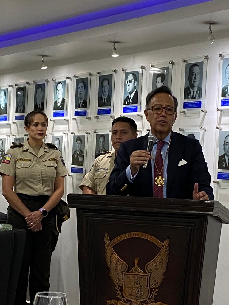 RosaDiazY's tweet image. Desde cuando la @PoliciaEcuador entrega la medalla "Alberto Enriquez Gallo" a la #mediocridad del Exsecretario de Seguridad @diegoordonezg

El mando policial tenga un poco de dignidad y no se dejen #manipular por el Ministro del Interior @CapiZapataEC